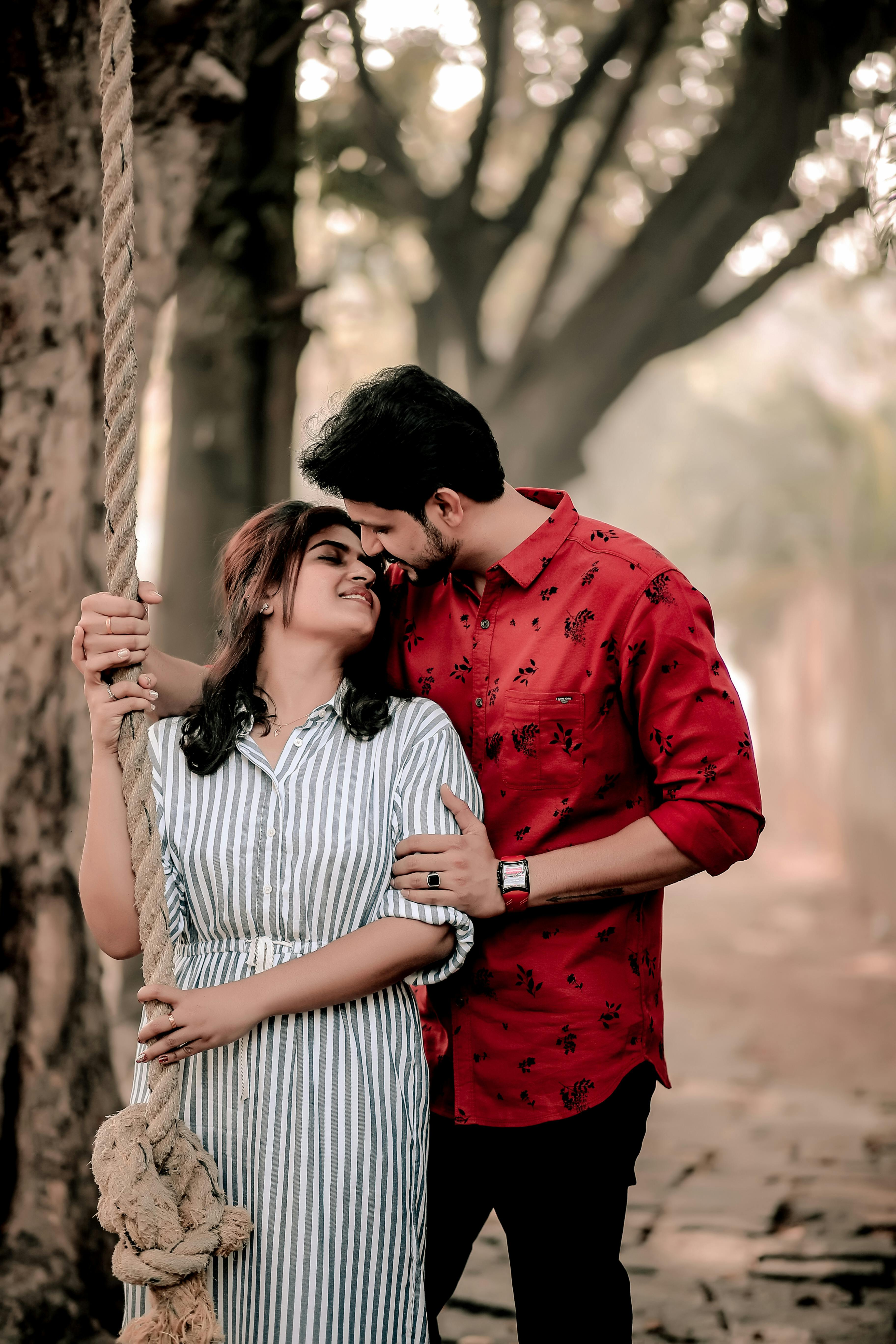 Couples Sitting Pose | Sitting poses, Poses, Portrait photography poses