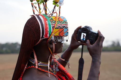 Gratis lagerfoto af afrikansk mand, holde, kamera