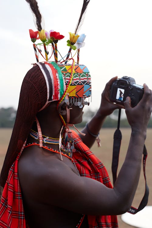 Gratis lagerfoto af afrikansk mand, holde, kamera