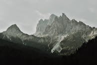 崎岖的山峰与茂密的森林构成了壮丽的前景，是自然爱好者的完美去处