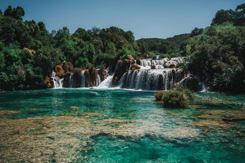 Foto d'estoc gratuïta de cascades, corrent, cos d'aigua