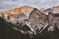 落基山脉崎岖，森林前景与日出景色令人惊叹，非常适合自然爱好者