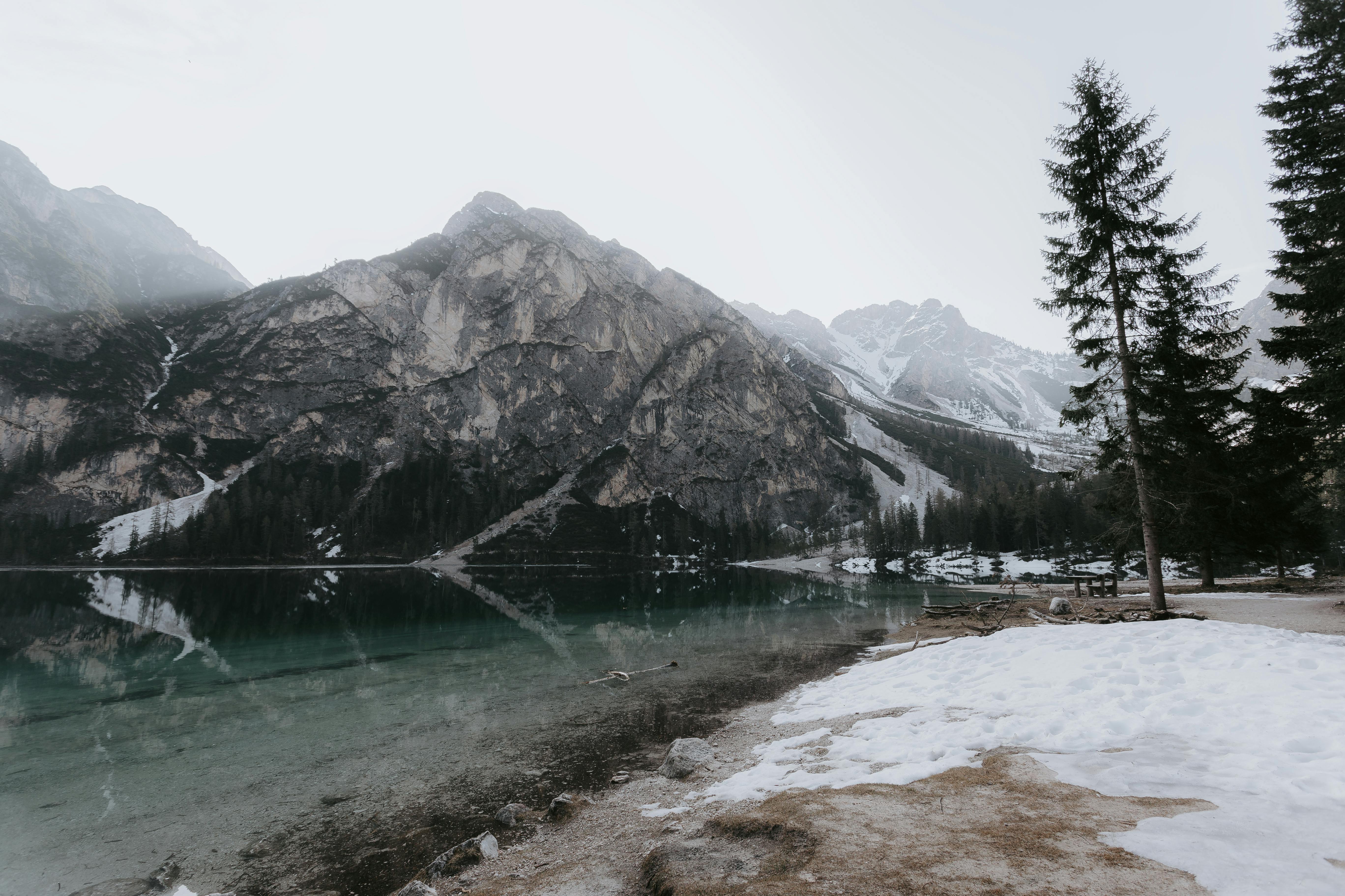 冬日里，白雪皑皑的山脉环绕着宁静的高山湖泊