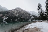 冬日里，白雪皑皑的山脉环绕着宁静的高山湖泊