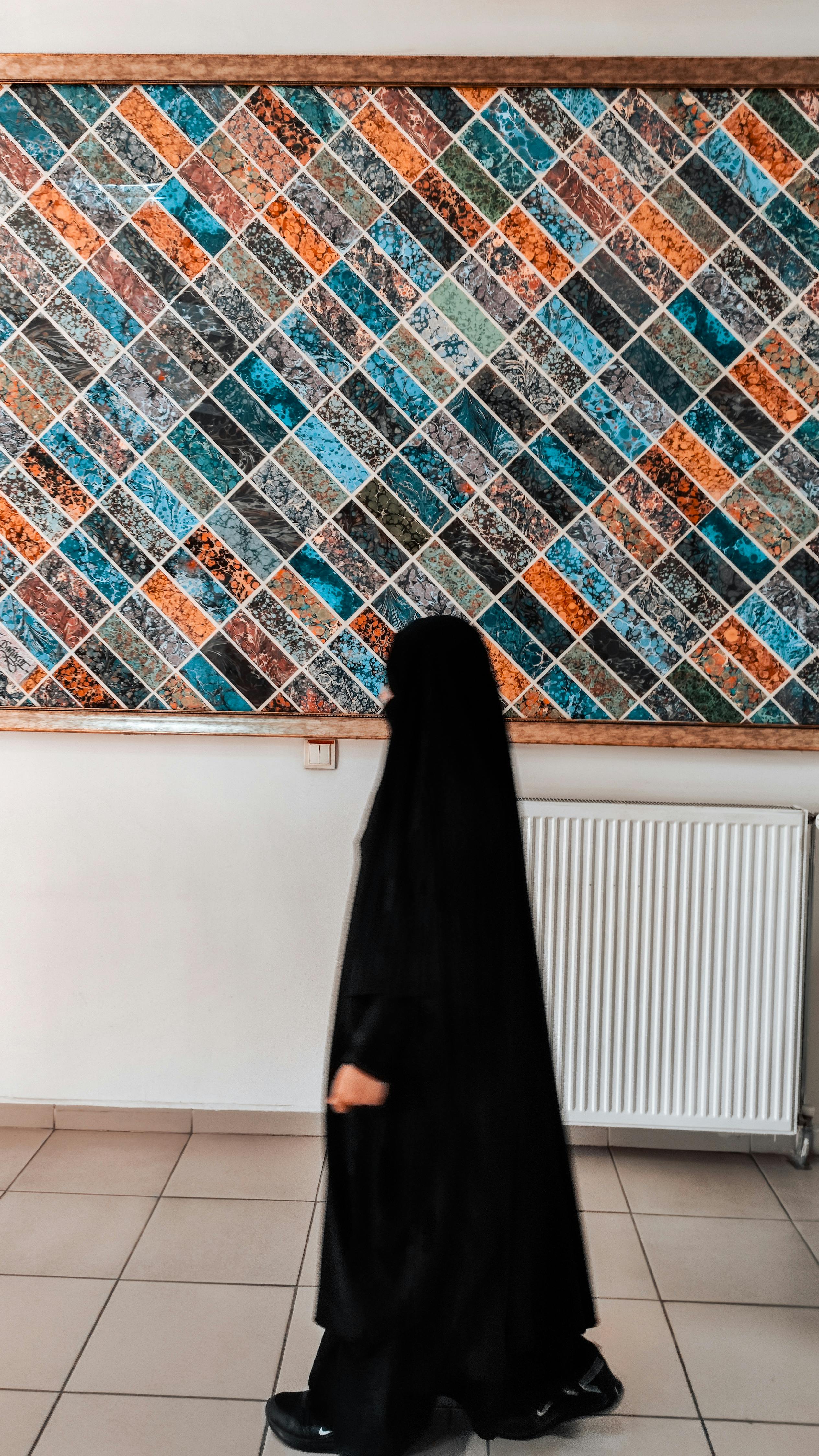 Kostenlos Aufnahme Einer Gehenden Frau Mit Burka Stock-Foto