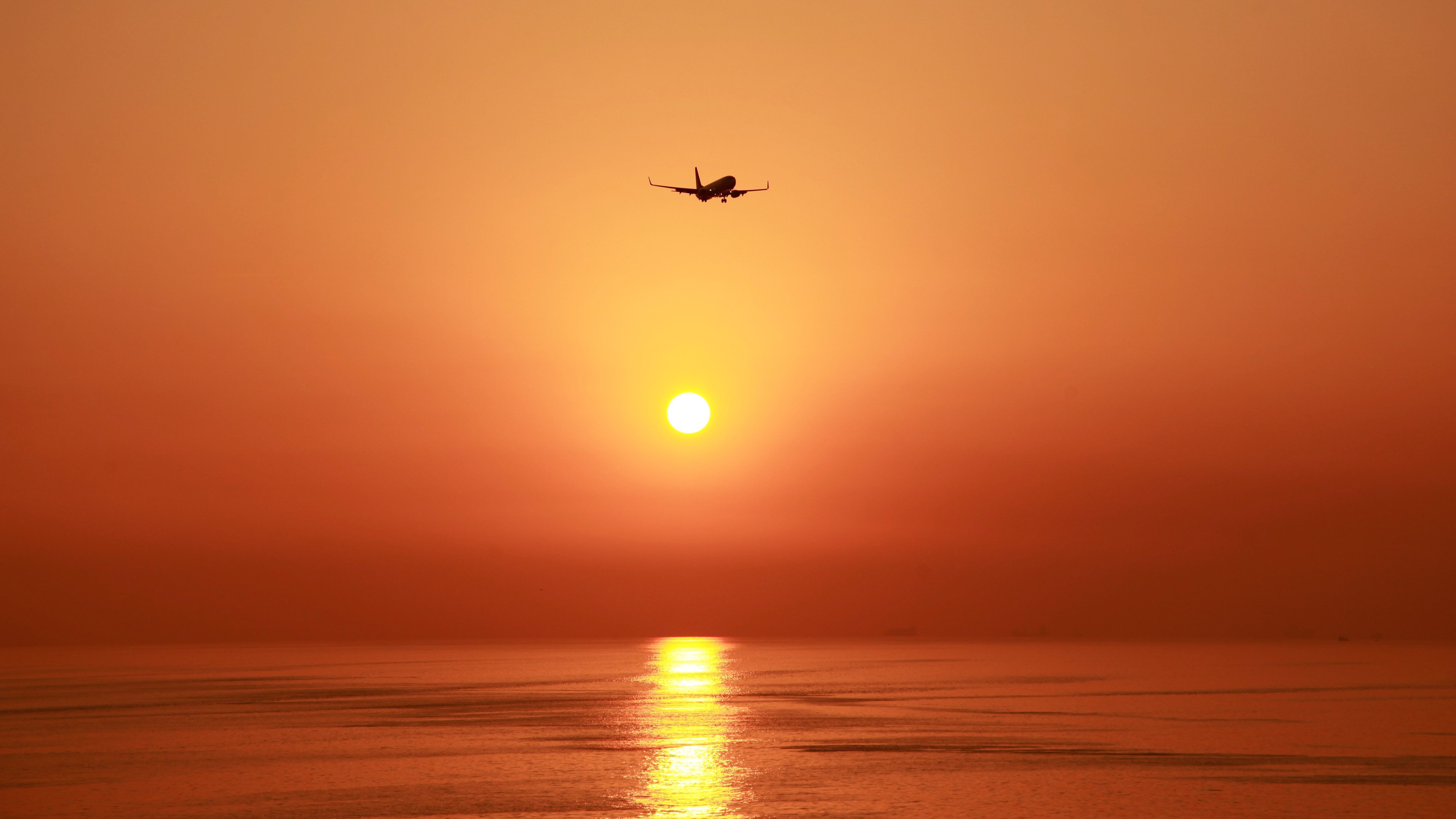 Earn up to 25,000 bonus miles when flying to Australia and New Zealand with American Airlines and Qantas — Photo by Cihan Osm