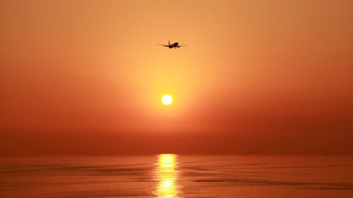 Foto profissional grátis de avião voando, cair da noite, Hora dourada