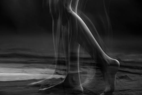 Darmowe zdjęcie z galerii z boso, chodzenie, czarno-biały