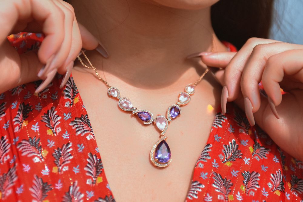 Vrouw met een kristallen ketting rond de hals