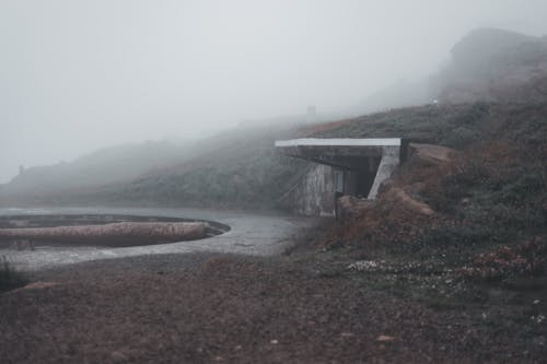 Fotos de stock gratuitas de búnker, día nubloso, neblina