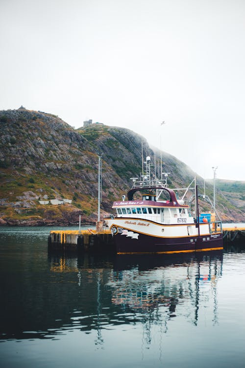 Δωρεάν στοκ φωτογραφιών με αλιευτικό σκάφος, αντανάκλαση, βάρκα