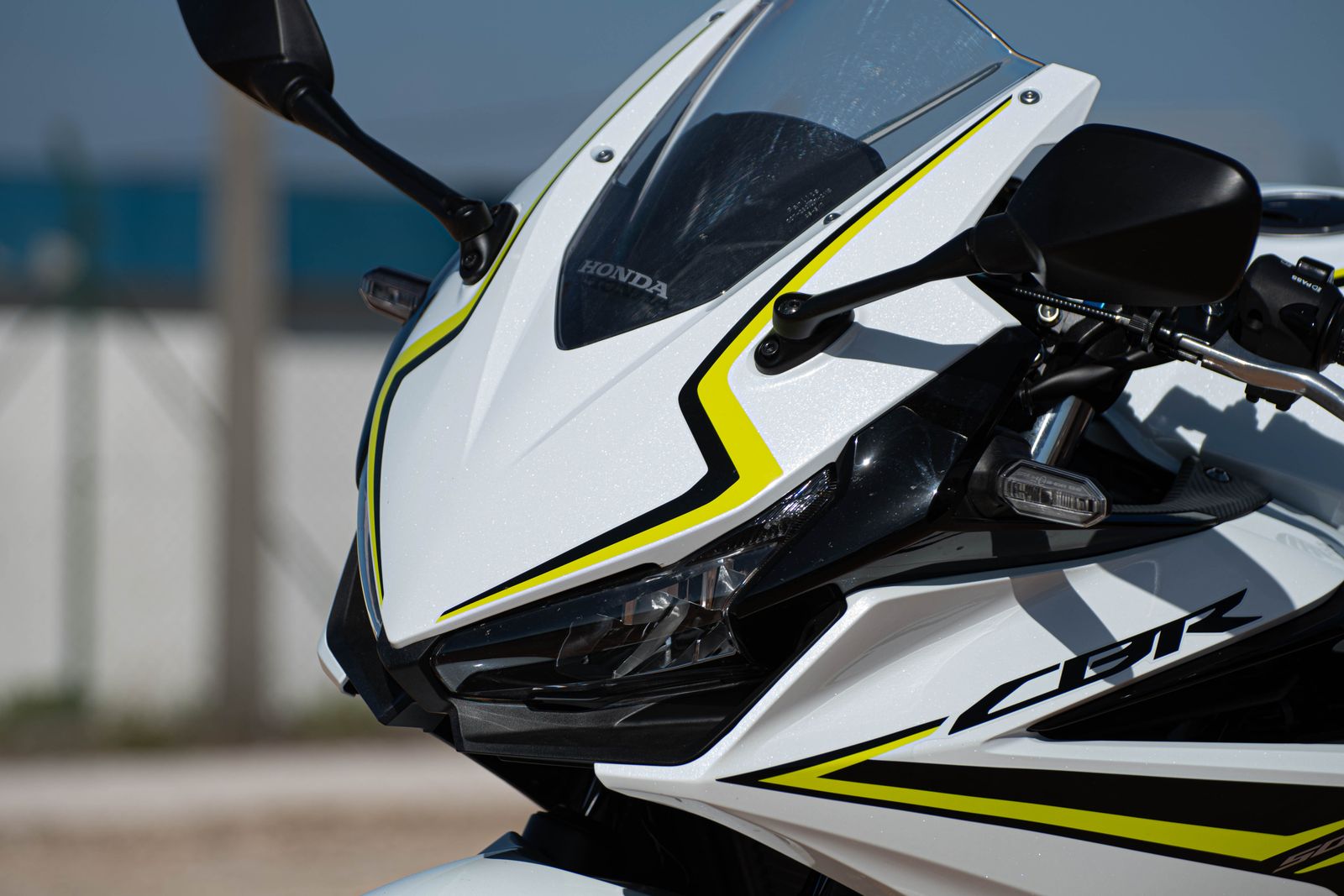 Vue rapprochée d'une moto Honda CBR blanche mettant en avant ses détails techniques