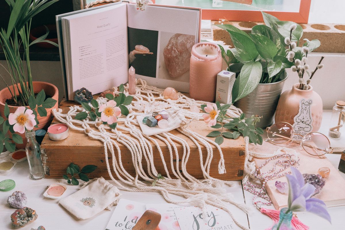 Livro e cristais em composição espiritual sobre mesa