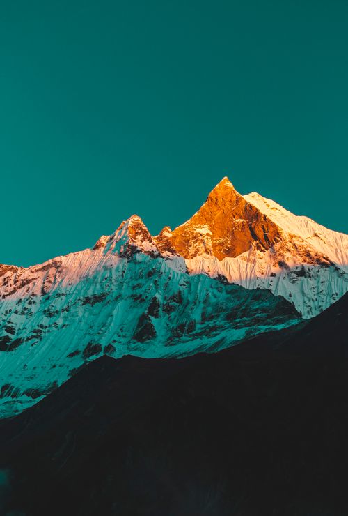 O Annapurna dourado ao amanhecer