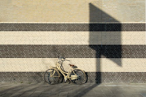 Gratis lagerfoto af cykel, fortov, murstensvæg Lagerfoto