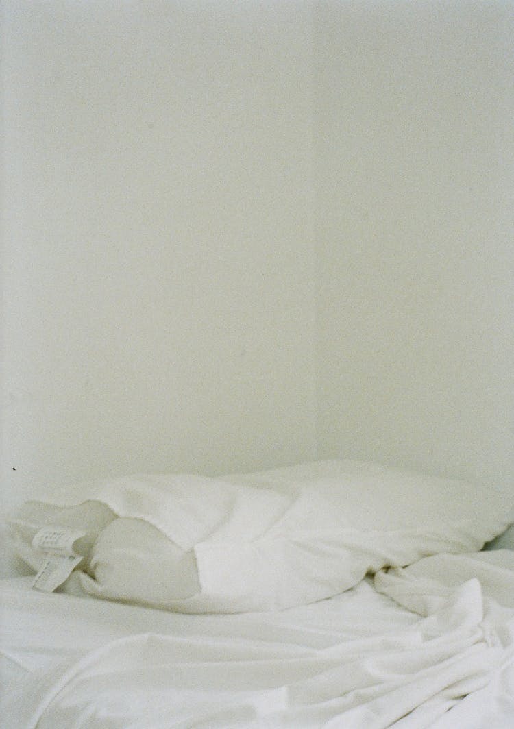 White Bedding Sheets In Bedroom