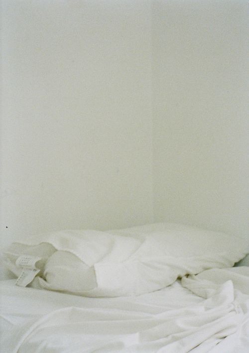 Free Cozy and minimalist white bedding in an apartment in Seoul, conveying comfort and simplicity. Stock Photo