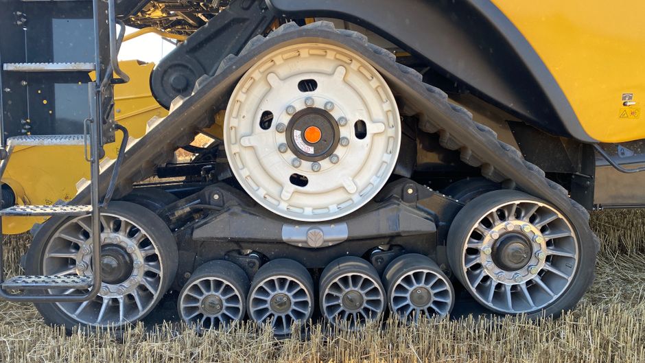 crawler tracks distributing weight on soft soil crawler tracks distributing weight on soft soil