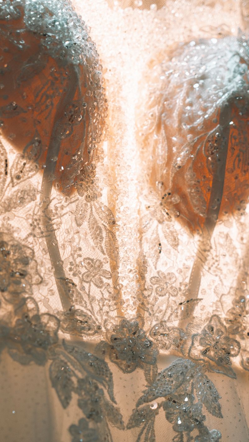 Detail lace pada gaun pengantin