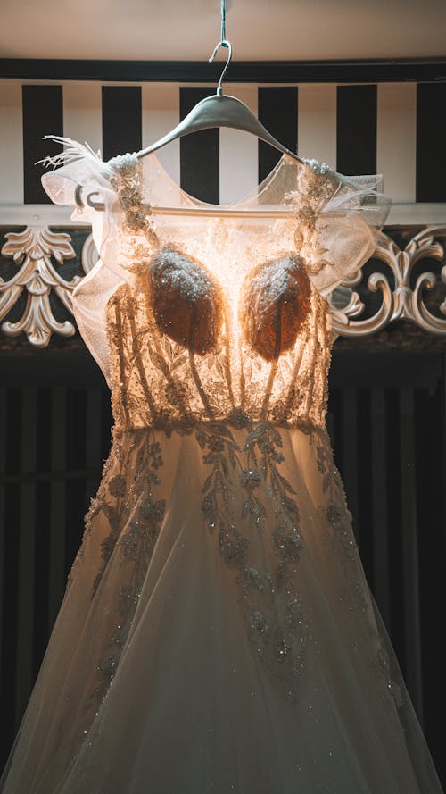 Fotos de stock gratuitas de de cerca, tiro vertical, vestido de boda