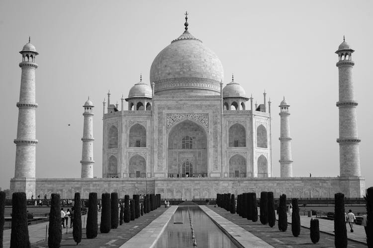 Grayscale Photo Of An Ancient Taj Mahal Temple In India