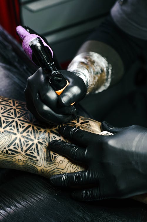無料 タトゥーアーティストがタトゥーを描くセレクティブフォーカス写真 写真素材