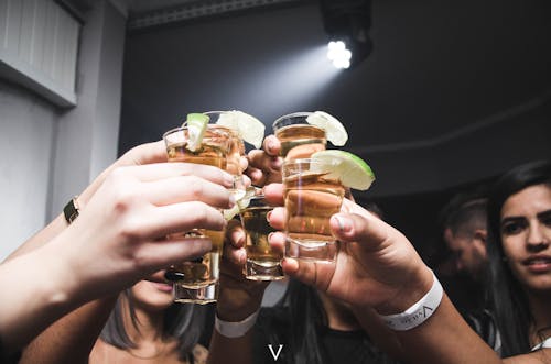 Cheers Yapan İnsanların Fotoğrafı