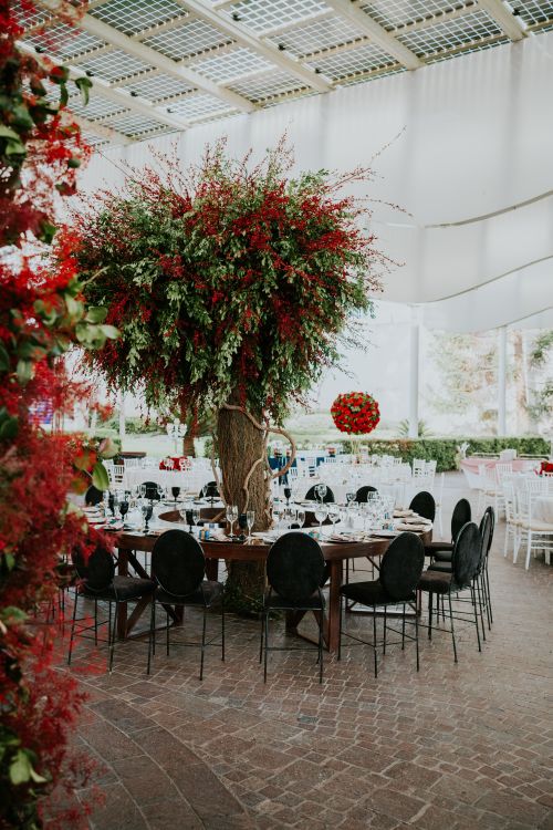 Free Stylish wedding reception setting with lush floral centerpiece and elegant table arrangement. Stock Photo