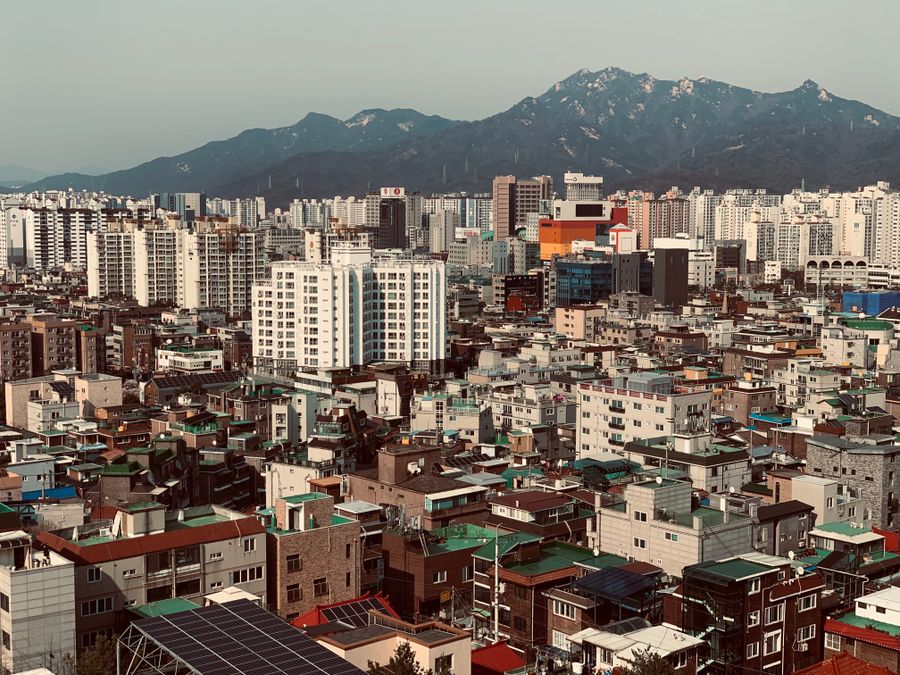 산 아래 주택가와 아파트가 이어진 도심 주거지 전경
