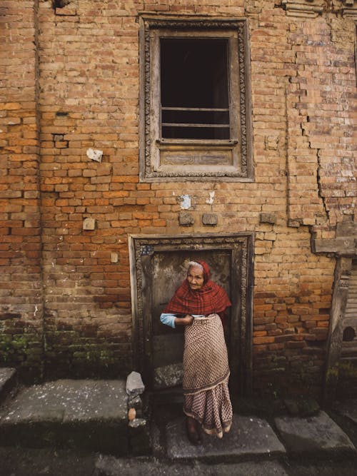 Fotos de stock gratuitas de anciano, bufanda roja, calle