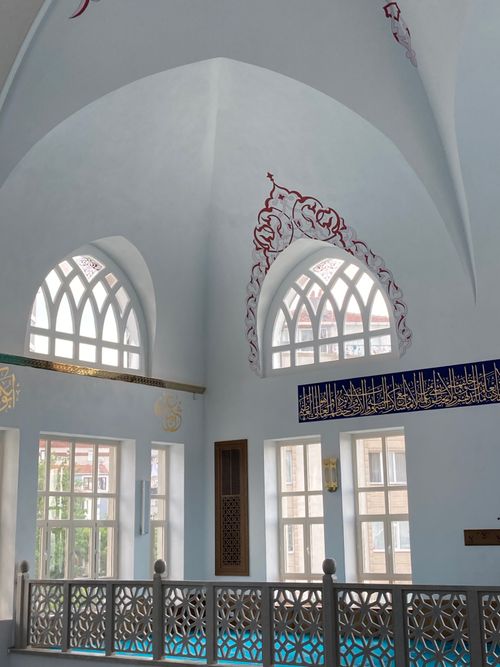 Free A serene mosque interior in İstanbul featuring intricate Arabic calligraphy and ornate windows. Stock Photo