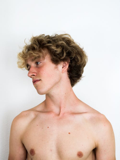 Gratuit Topless Man Face à Côté Droit Photos