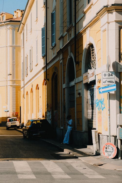 Foto profissional grátis de apoiando, automóveis, cidade