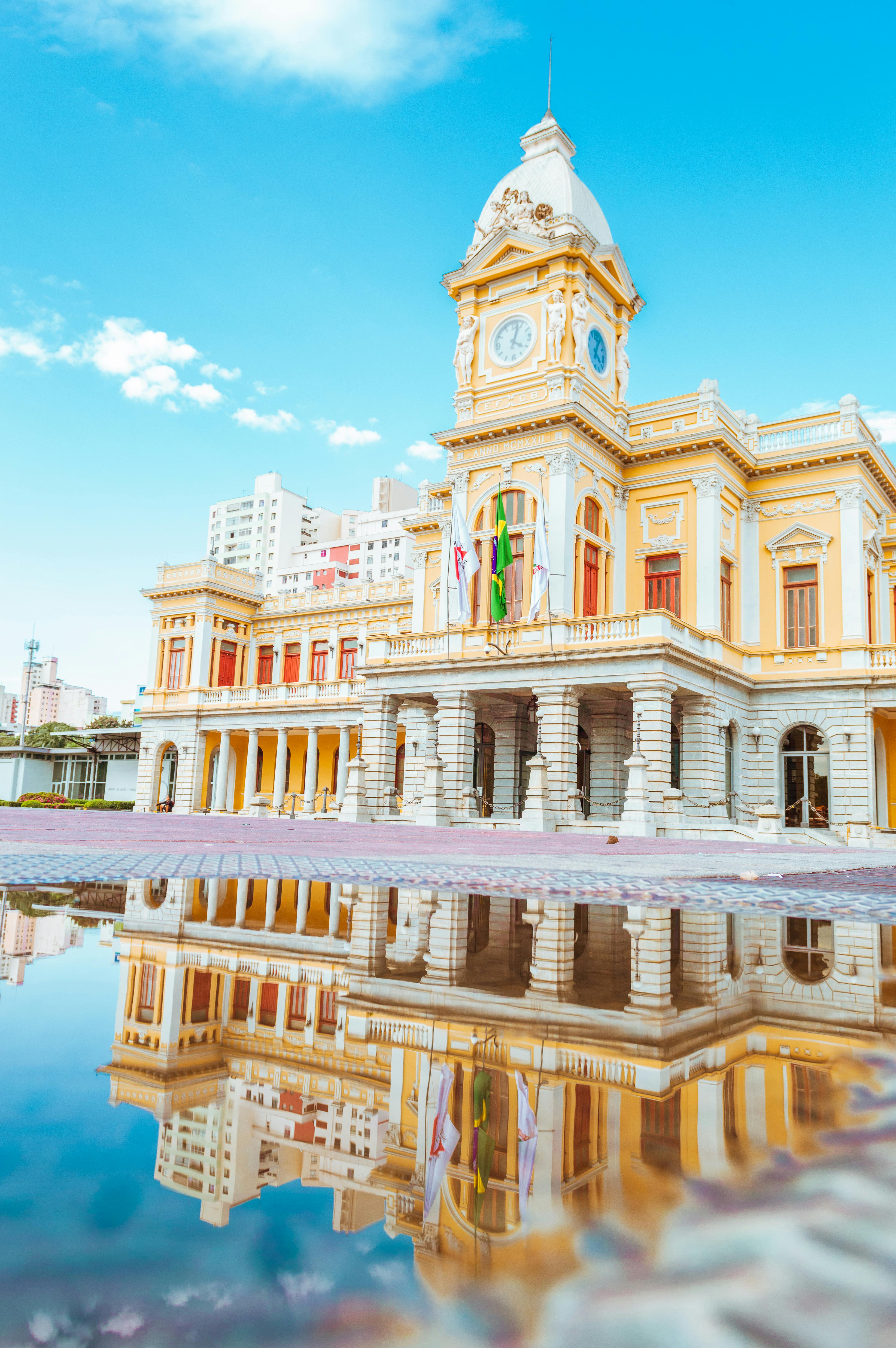 巴西一座历史建筑的壮丽景色倒映在晴朗蓝天下的一处水坑中
