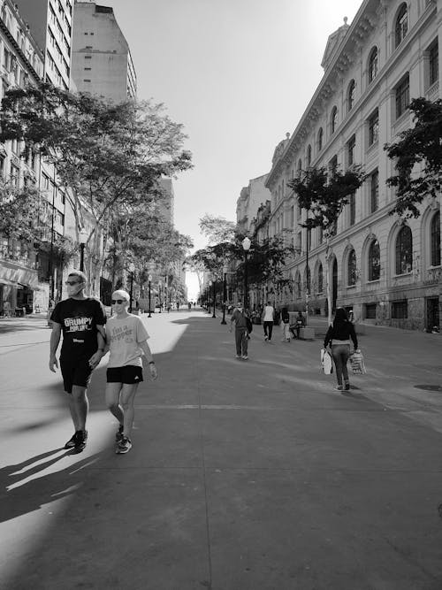 Foto profissional grátis de andando, cidade, escala de cinza