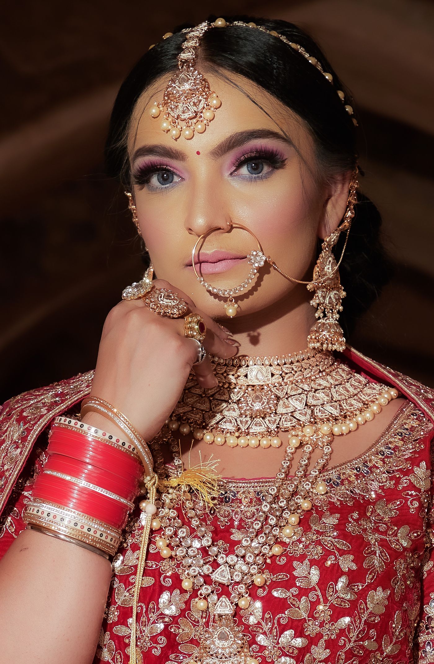 Elegant bride wearing traditional Indian gold bridal jewellery at Shanthi Jewellers Krishnagiri