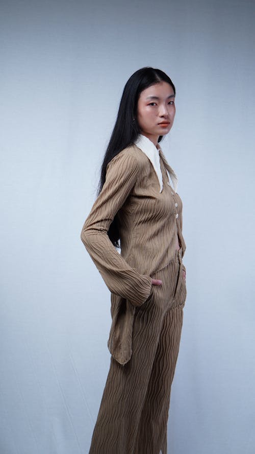 Foto d'estoc gratuïta de asiàtica, cabells llargs, de màniga llarga marró