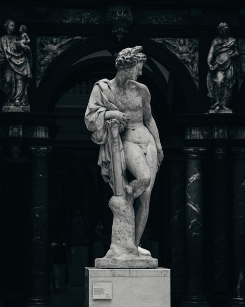 Free Elegant marble statue representing classical art in a historical indoor museum setting. Stock Photo
