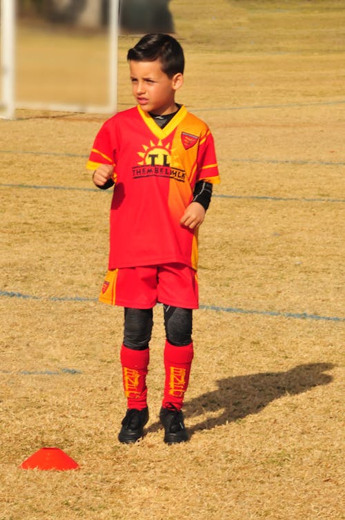 無料 サッカー, サッカーをする, 若い男の子の無料の写真素材 写真素材