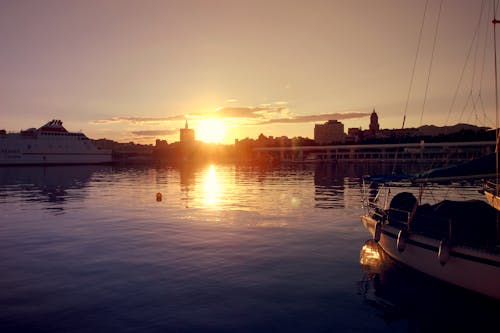 Kostenloses Stock Foto zu boot, dämmerung, hafen