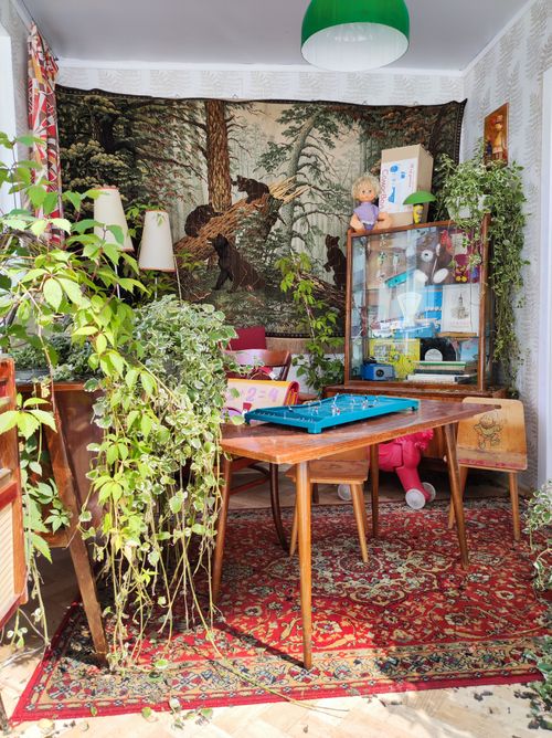 Free A vibrant indoor space featuring vintage furniture, lush plants, and colorful decor. Stock Photo