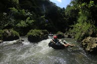 在印度尼西亚若贾塞马努充满活力的自然风光中，体验激动人心的河流管道