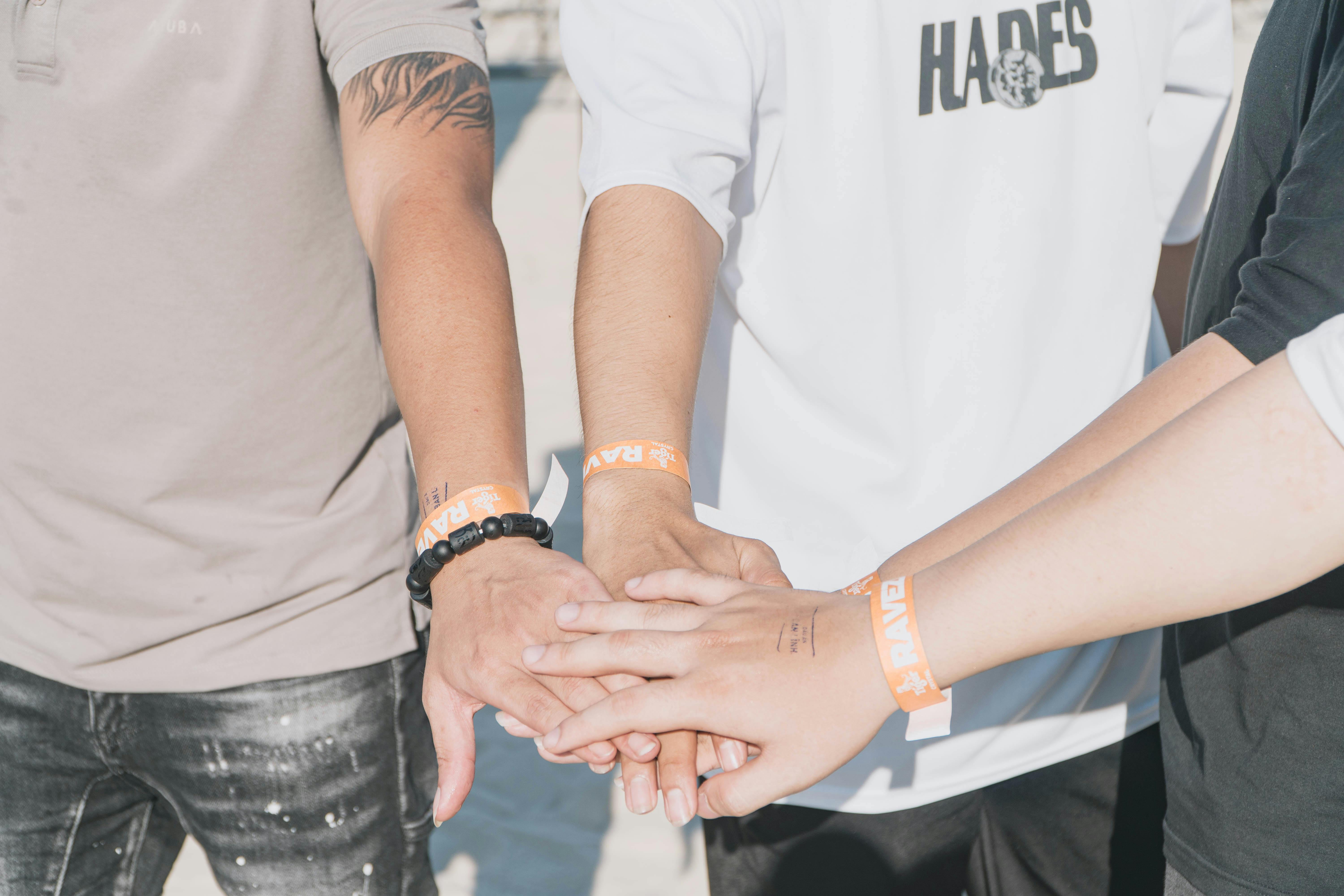 How does a man behave in love?