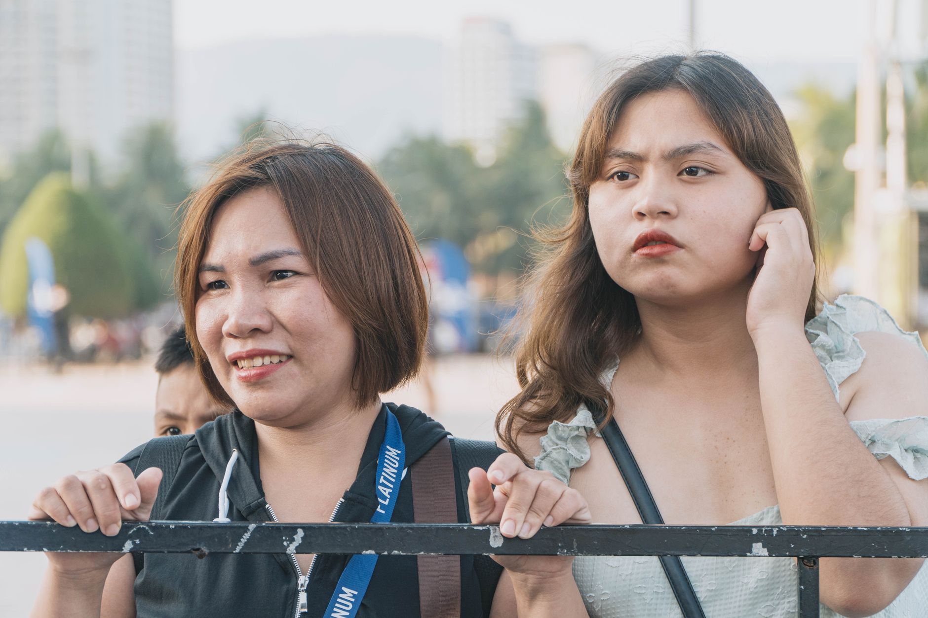 Người dân tìm hiểu về các chính sách an sinh xã hội.