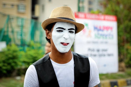 Selektiver Fokus Fotografie Des Mannes, Der Weiße Maske Und Braunen Fedora Hut Trägt