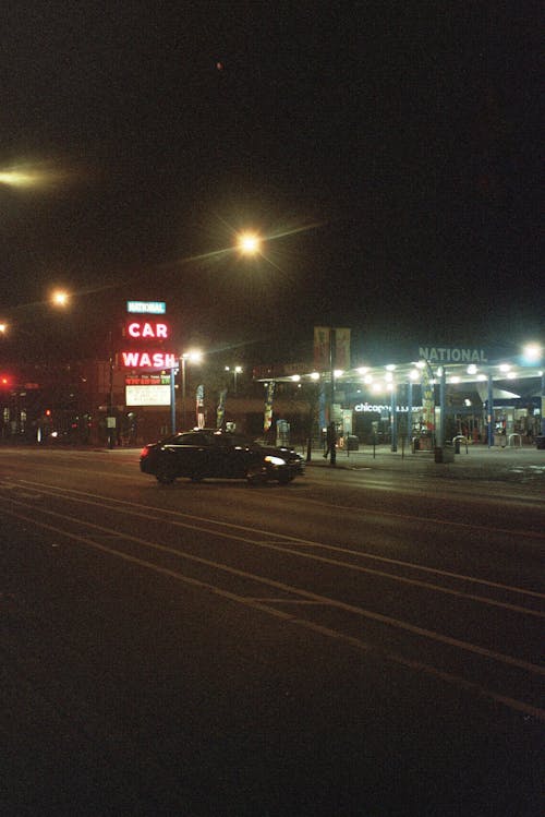 Gratis stockfoto met straatlicht, tankstation, verticaal schot