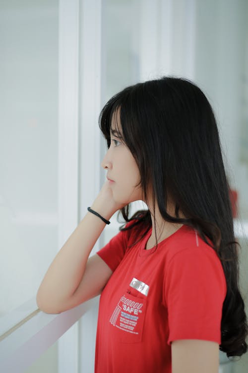 Gratis Fotos de stock gratuitas de asiática, camisa roja, de perfil Foto de stock