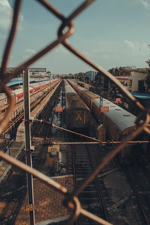 demir yolu, Demir yolu rayları, dikey atış içeren Ücretsiz stok fotoğraf