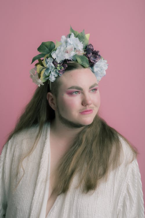 Foto d'estoc gratuïta de cabells llargs, cara, corona de flors