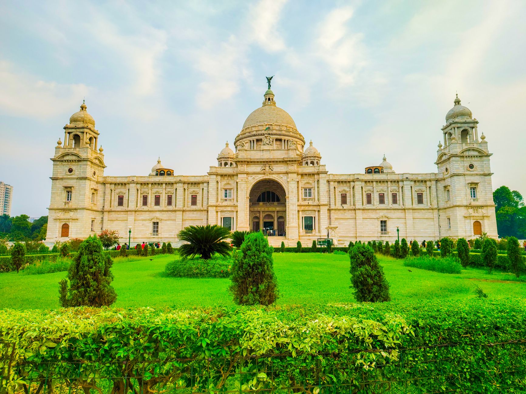 Stunning view of the Victoria Memorial in Kolkata with gardens in foreground.